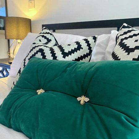 Stylish Studio Apartment In Centre Of 세인트 클리어스 외부 사진