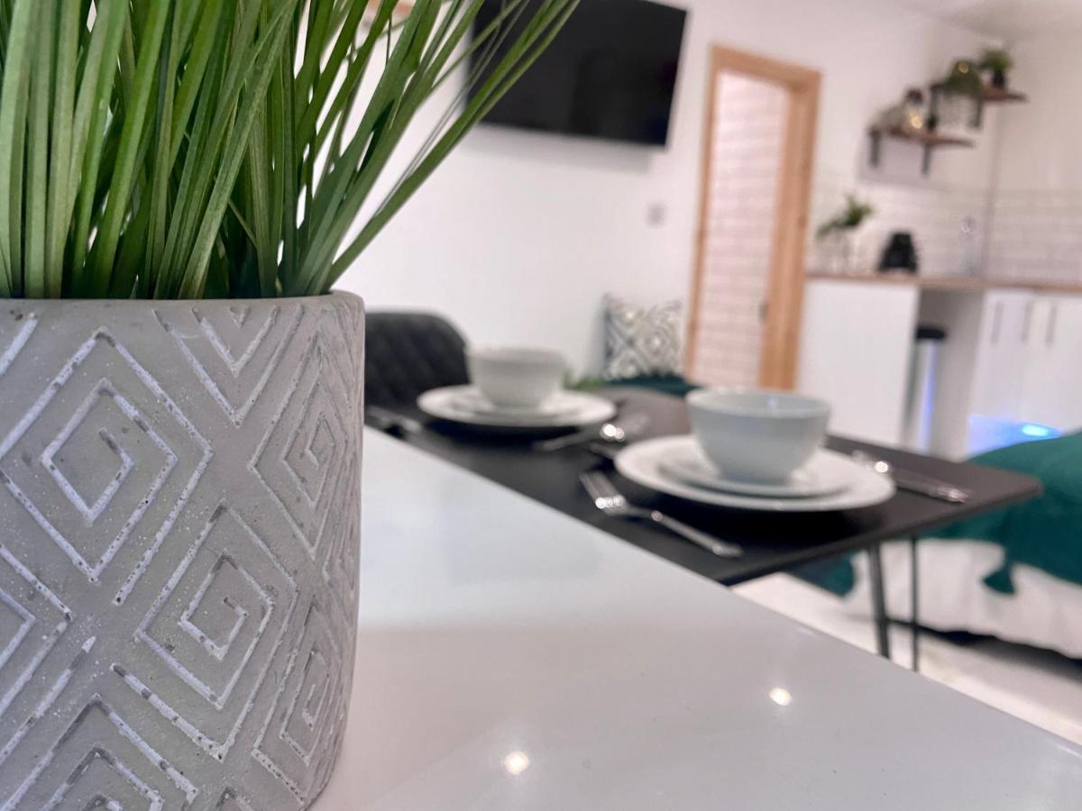 Stylish Studio Apartment In Centre Of 세인트 클리어스 외부 사진