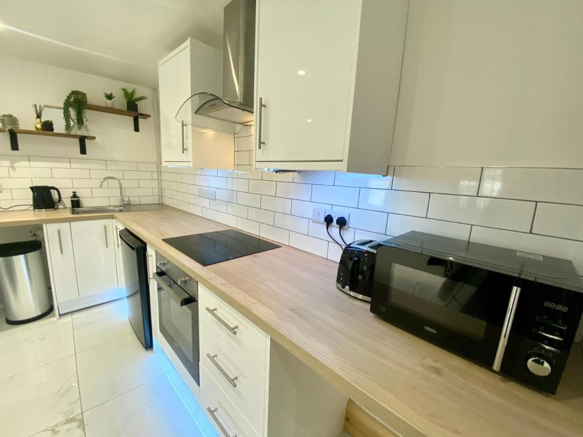 Stylish Studio Apartment In Centre Of 세인트 클리어스 외부 사진