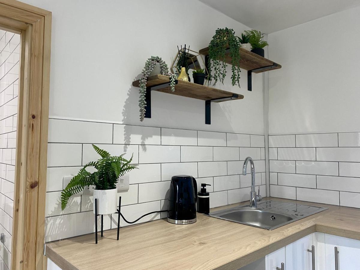 Stylish Studio Apartment In Centre Of 세인트 클리어스 외부 사진