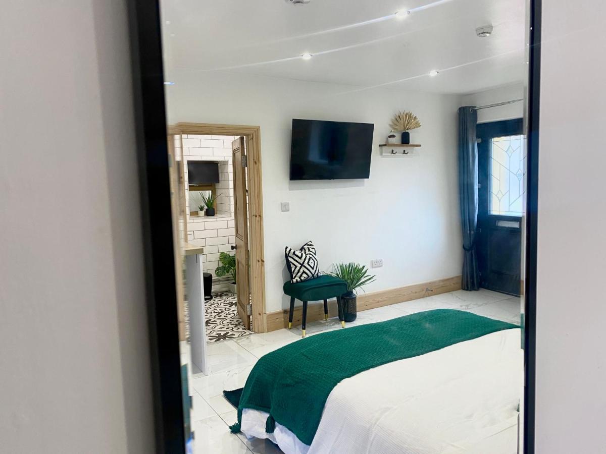 Stylish Studio Apartment In Centre Of 세인트 클리어스 외부 사진