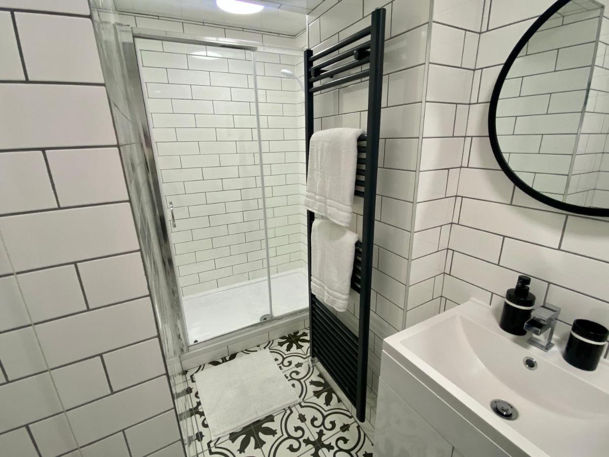 Stylish Studio Apartment In Centre Of 세인트 클리어스 외부 사진